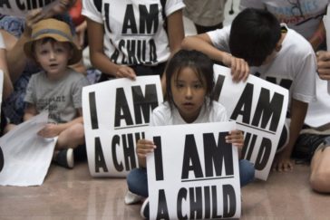 Дети - превыше всего: юные нелегальные мигранты получили право на защиту